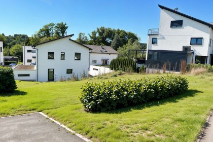 Grundstück rechts - (KI generiert)