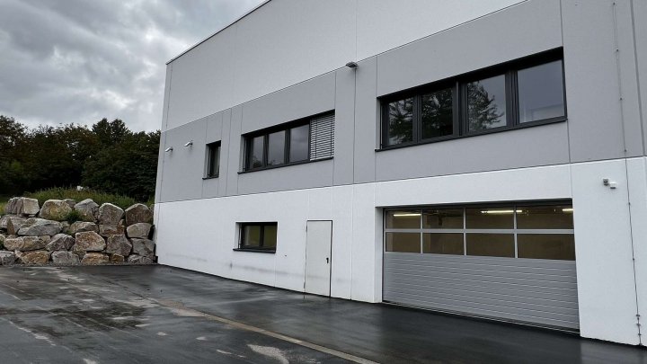 Moderner Büro/Lagerraum mit elektr. Rolltor und Starkstrom in Walzbachtal zu vermieten!