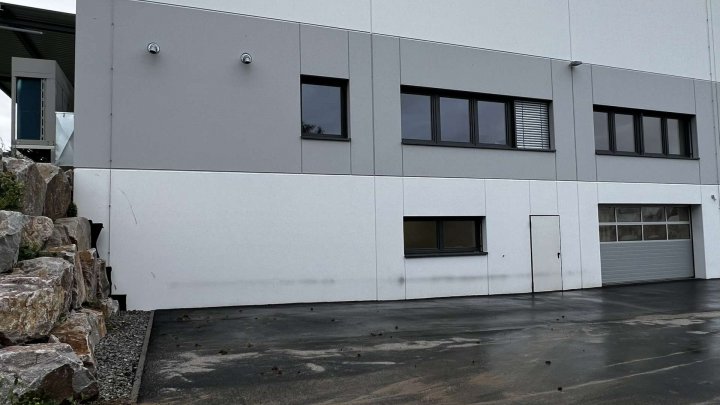 Moderner Büro/Lagerraum mit elektr. Rolltor und Starkstrom in Walzbachtal zu vermieten!