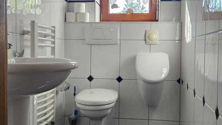 ***Gepflegtes Einfamilienhaus mit goßer Werkstatt/Garage zu verkaufen!***