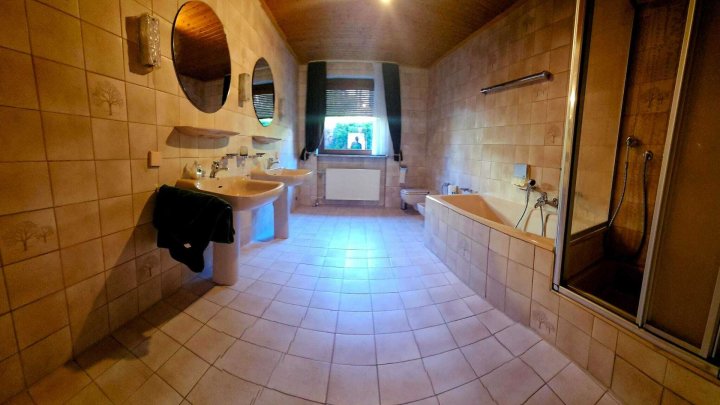 ***Gepflegtes Einfamilienhaus mit goßer Werkstatt/Garage zu verkaufen!***