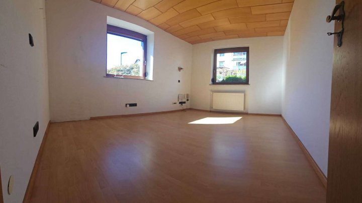 ***Gepflegtes Einfamilienhaus mit goßer Werkstatt/Garage zu verkaufen!***