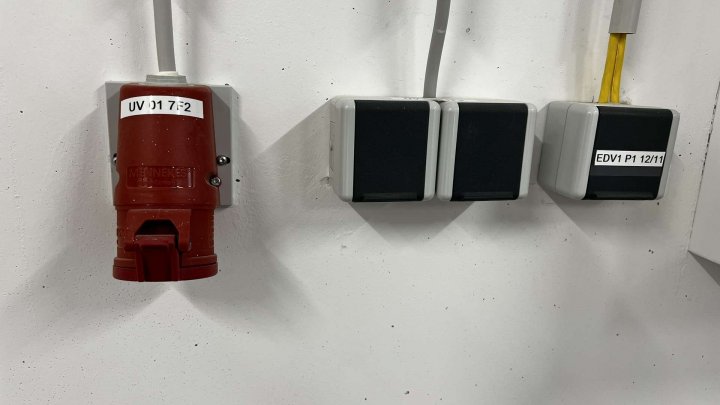 Moderner Büro/Lagerraum mit elektr. Rolltor und Starkstrom in Walzbachtal zu vermieten!