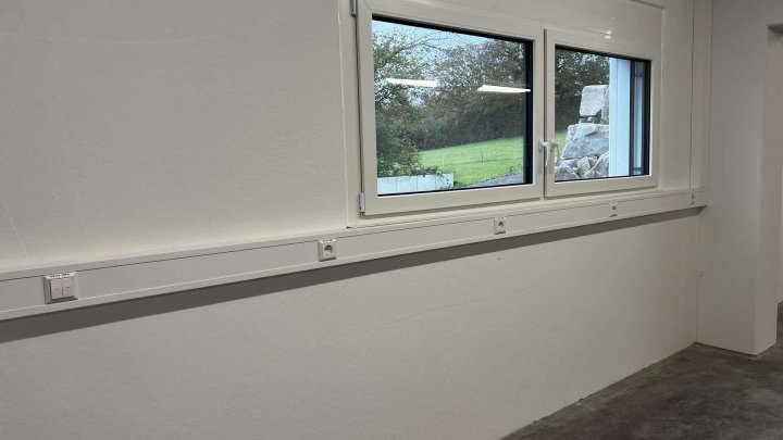 Moderner Büro/Lagerraum mit elektr. Rolltor und Starkstrom in Walzbachtal zu vermieten!