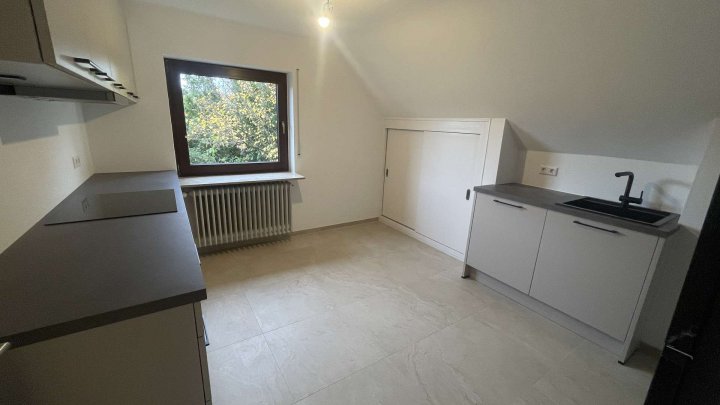 Hochwertig renovierte 2,5-Zimmer-Wohnung mit großer Loggia, Einbauküche und Toplage in Ispringen