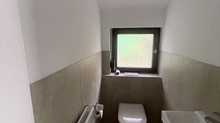 Hochwertig renovierte 2,5-Zimmer-Wohnung mit großer Loggia, Einbauküche und Toplage in Ispringen