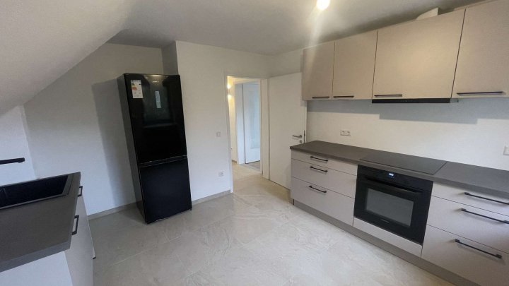 Hochwertig renovierte 2,5-Zimmer-Wohnung mit großer Loggia, Einbauküche und Toplage in Ispringen