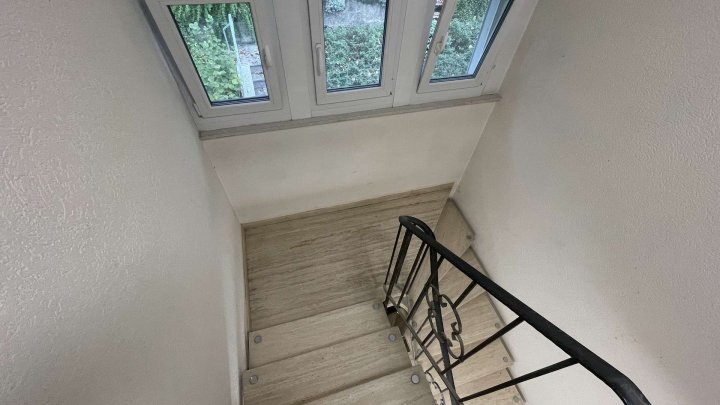 Hochwertig renovierte 2,5-Zimmer-Wohnung mit großer Loggia, Einbauküche und Toplage in Ispringen