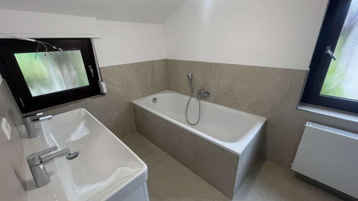 Hochwertig renovierte 2,5-Zimmer-Wohnung mit großer Loggia, Einbauküche und Toplage in Ispringen