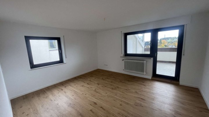 Hochwertig renovierte 2,5-Zimmer-Wohnung mit großer Loggia, Einbauküche und Toplage in Ispringen