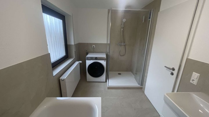 Hochwertig renovierte 2,5-Zimmer-Wohnung mit großer Loggia, Einbauküche und Toplage in Ispringen