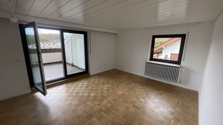 Hochwertig renovierte 2,5-Zimmer-Wohnung mit großer Loggia, Einbauküche und Toplage in Ispringen