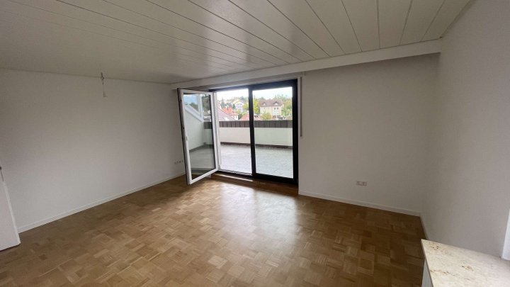 Hochwertig renovierte 2,5-Zimmer-Wohnung mit großer Loggia, Einbauküche und Toplage in Ispringen