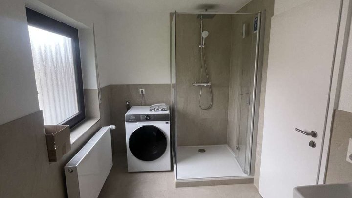 Hochwertig renovierte 2,5-Zimmer-Wohnung mit großer Loggia, Einbauküche und Toplage in Ispringen