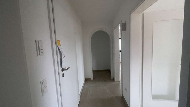 Hochwertig renovierte 2,5-Zimmer-Wohnung mit großer Loggia, Einbauküche und Toplage in Ispringen