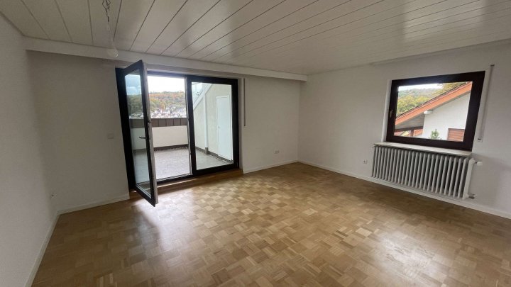 Hochwertig renovierte 2,5-Zimmer-Wohnung mit großer Loggia, Einbauküche und Toplage in Ispringen