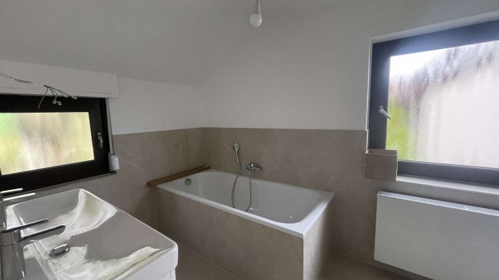 Hochwertig renovierte 2,5-Zimmer-Wohnung mit großer Loggia, Einbauküche und Toplage in Ispringen