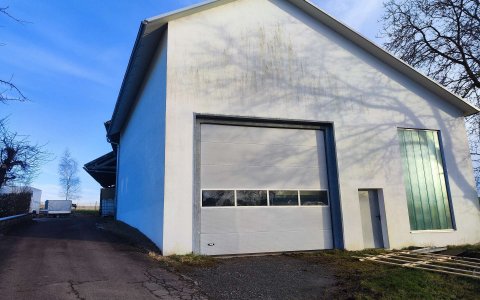 Vorderansicht mit Auffahrt