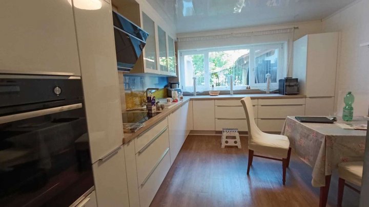 großes Haus mit 3 Einheiten mit weitläufigem Grundstück und zahlreichen Nutzungsmöglichkeiten