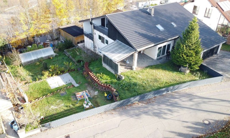 großes Haus mit 3 Einheiten mit weitläufigem Grundstück und zahlreichen Nutzungsmöglichkeiten