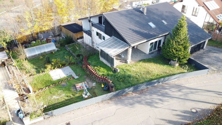 Einmalige Chance auf ihr Traum-Projekt:  3- Familienhaus + 4 Garagen, Werkstatt, Garten und 3 Bädern