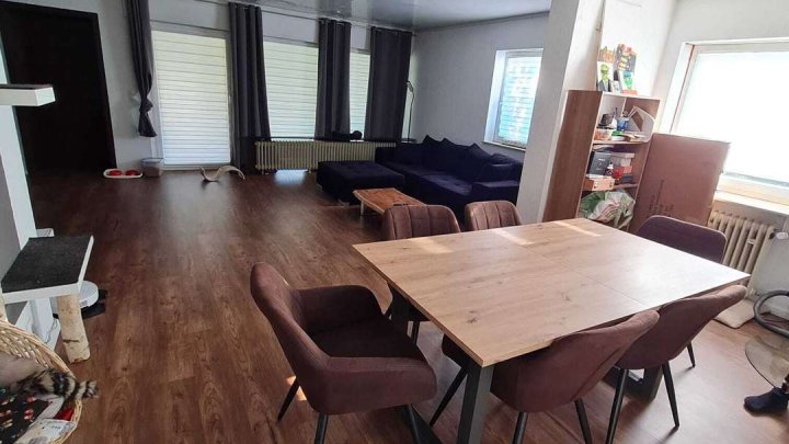 großes Haus mit 3 Einheiten mit weitläufigem Grundstück und zahlreichen Nutzungsmöglichkeiten