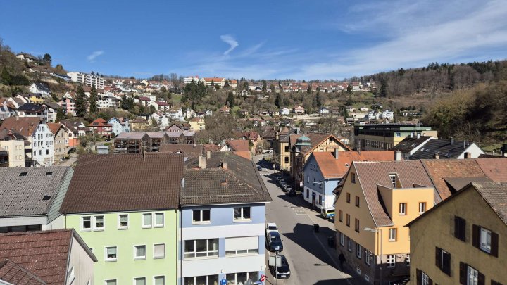 Schöne 4-Zimmer Wohnung; einziger Nachteil: viertes Obergeschoss - ohne Aufzug