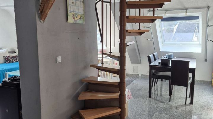 Schöne 4-Zimmer Wohnung; einziger Nachteil: viertes Obergeschoss - ohne Aufzug