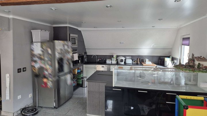 Schöne 4-Zimmer Wohnung; einziger Nachteil: viertes Obergeschoss - ohne Aufzug