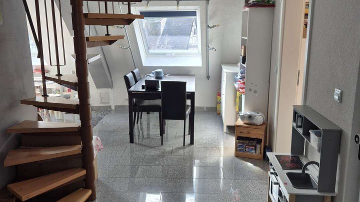 Schöne 4-Zimmer Wohnung; einziger Nachteil: viertes Obergeschoss - ohne Aufzug