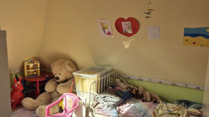 Schöne 4-Zimmer Wohnung; einziger Nachteil: viertes Obergeschoss - ohne Aufzug