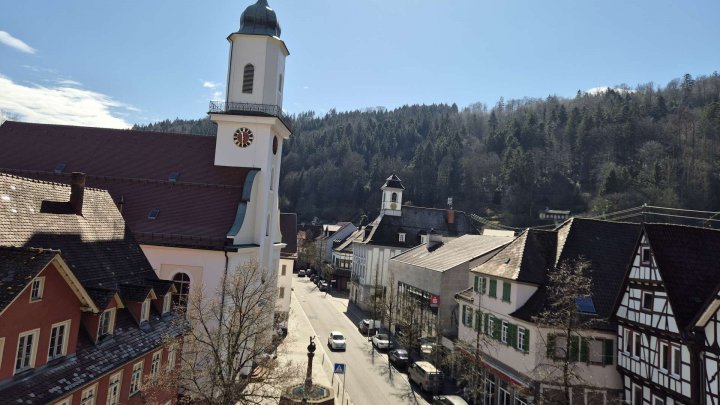 Schöne 4-Zimmer Wohnung; einziger Nachteil: viertes Obergeschoss - ohne Aufzug