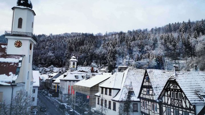 Schöne 4-Zimmer Wohnung; einziger Nachteil: viertes Obergeschoss - ohne Aufzug