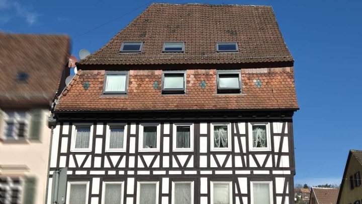 Schöne 4-Zimmer Wohnung; einziger Nachteil: viertes Obergeschoss - ohne Aufzug