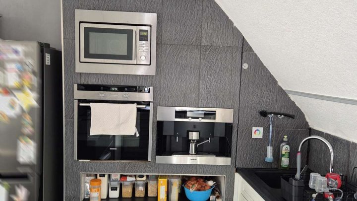 Schöne 4-Zimmer Wohnung; einziger Nachteil: viertes Obergeschoss - ohne Aufzug