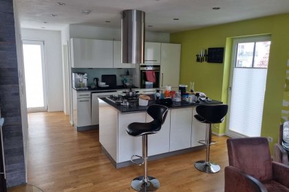 Einbauküche mit Kochinsel