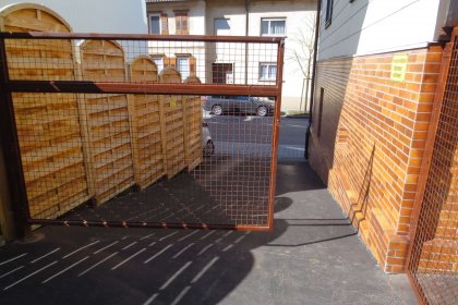 Einfahrt rechts vom Haus