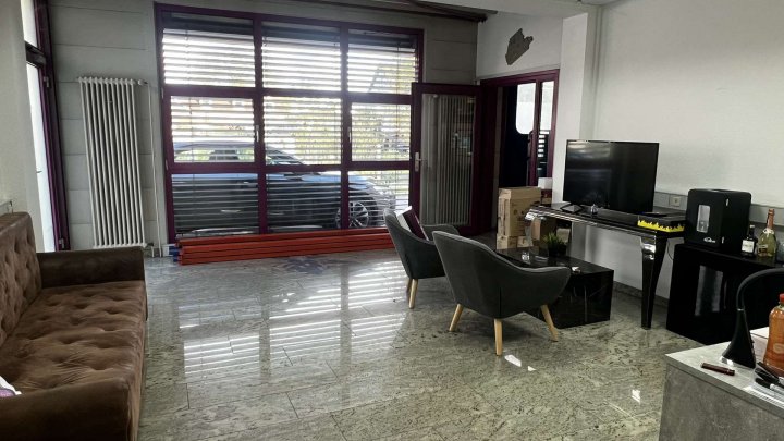 Halle mit einladender Bürofläche zu verkaufen!