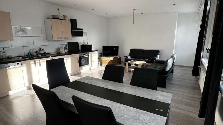 Sehr großzügige 5 Zimmer Wohnung im Hinterhof mit Stellplatz zu verkaufen!