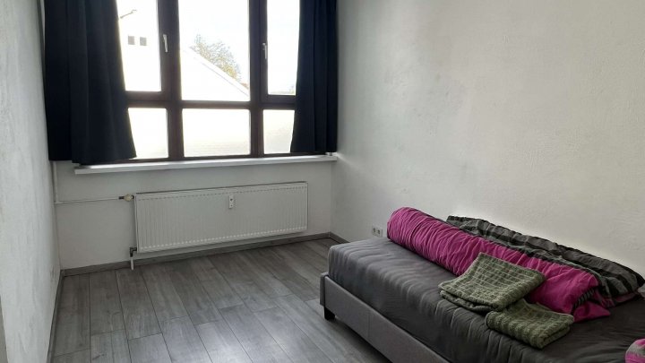 Sehr großzügige 5 Zimmer Wohnung im Hinterhof mit Stellplatz zu verkaufen!