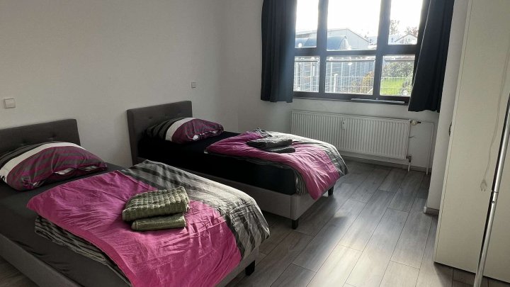 Sehr großzügige 5 Zimmer Wohnung im Hinterhof mit Stellplatz zu verkaufen!