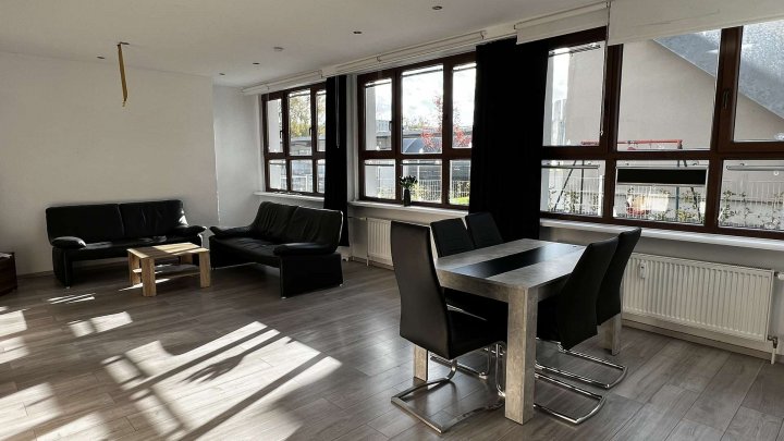 Sehr großzügige 5 Zimmer Wohnung im Hinterhof mit Stellplatz zu verkaufen!