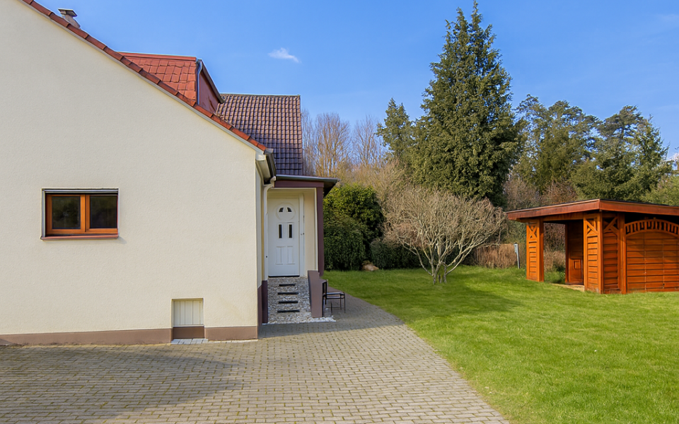 Außenansicht von Einfahrt kommend