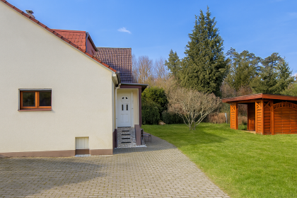 Außenansicht von Einfahrt kommend