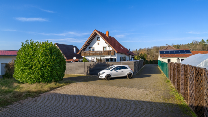 Raum für Ideen: Doppelhaushälfte mit Bauplatz, großem Garten und Garage