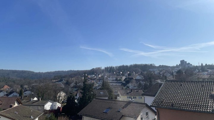 Wohnen über den Dächern: Helle 2-Zimmer-Wohnung mit Dachterrasse und Tiefgarage in Bestlage
