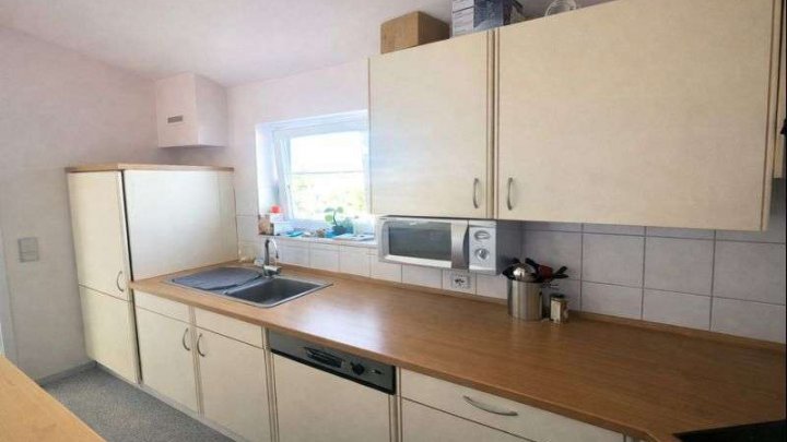 Wohnen über den Dächern: Helle 2-Zimmer-Wohnung mit Dachterrasse und Tiefgarage in Bestlage