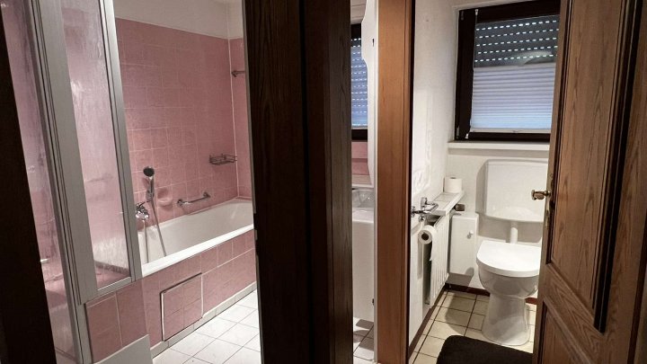 Gemeinsam Leben, getrennt wohnen! Zweifamilienhaus mit Garten und 2 Garagen zu verkaufen!