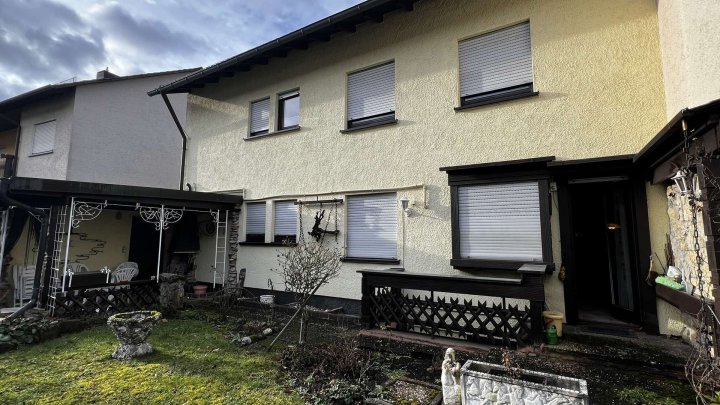 Gemeinsam Leben, getrennt wohnen! Zweifamilienhaus mit Garten und 2 Garagen zu verkaufen!