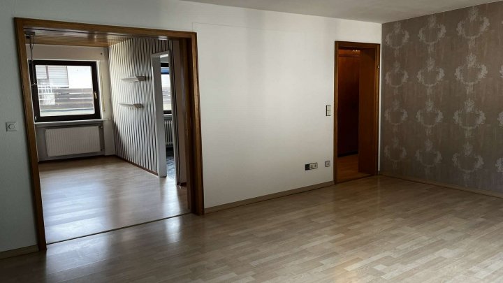 Gemeinsam Leben, getrennt wohnen! Zweifamilienhaus mit Garten und 2 Garagen zu verkaufen!